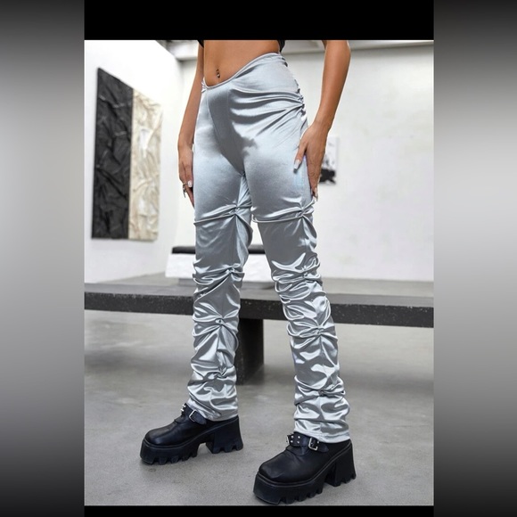 High Waisted Ruched Pants - Picture 2 of 3